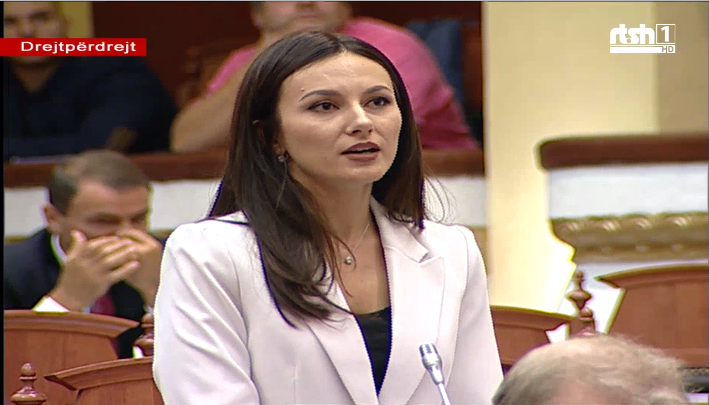 Deputetja Ulqinaku rikthen masakren e ’91 në Kuvend, si i përgjigjet Ruçi
