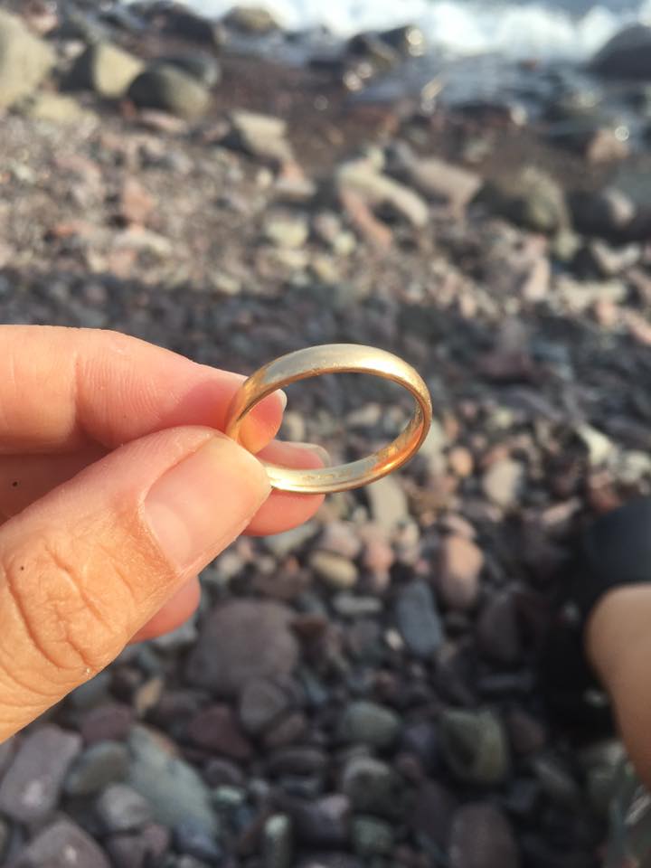 FOTO LAJM/ Itali, turistja franceze gjen një unazë në plazh, ja dorëzon pronarit falë “Facebook”-ut