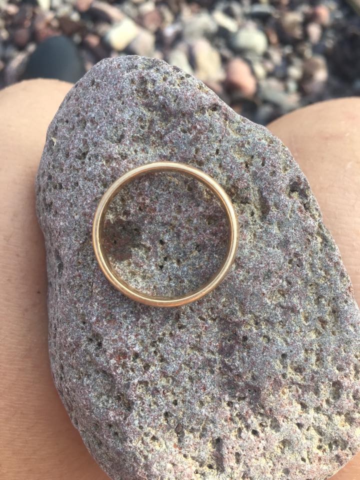 FOTO LAJM/ Itali, turistja franceze gjen një unazë në plazh, ja dorëzon pronarit falë “Facebook”-ut