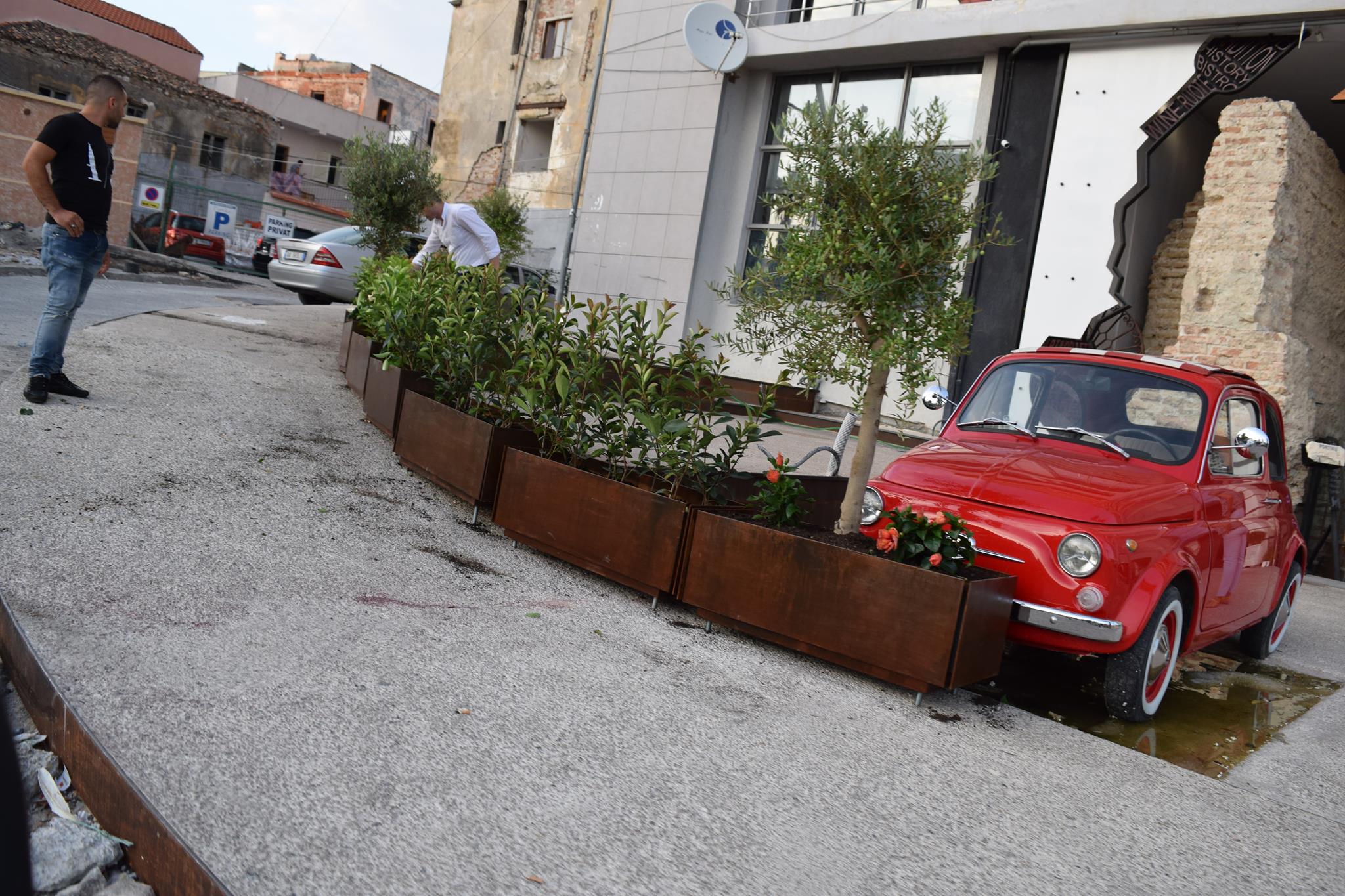 DURRËS/Sheshi Veliera, ky lokal ka marrë pilastrin romak, tani merr edhe rrugën