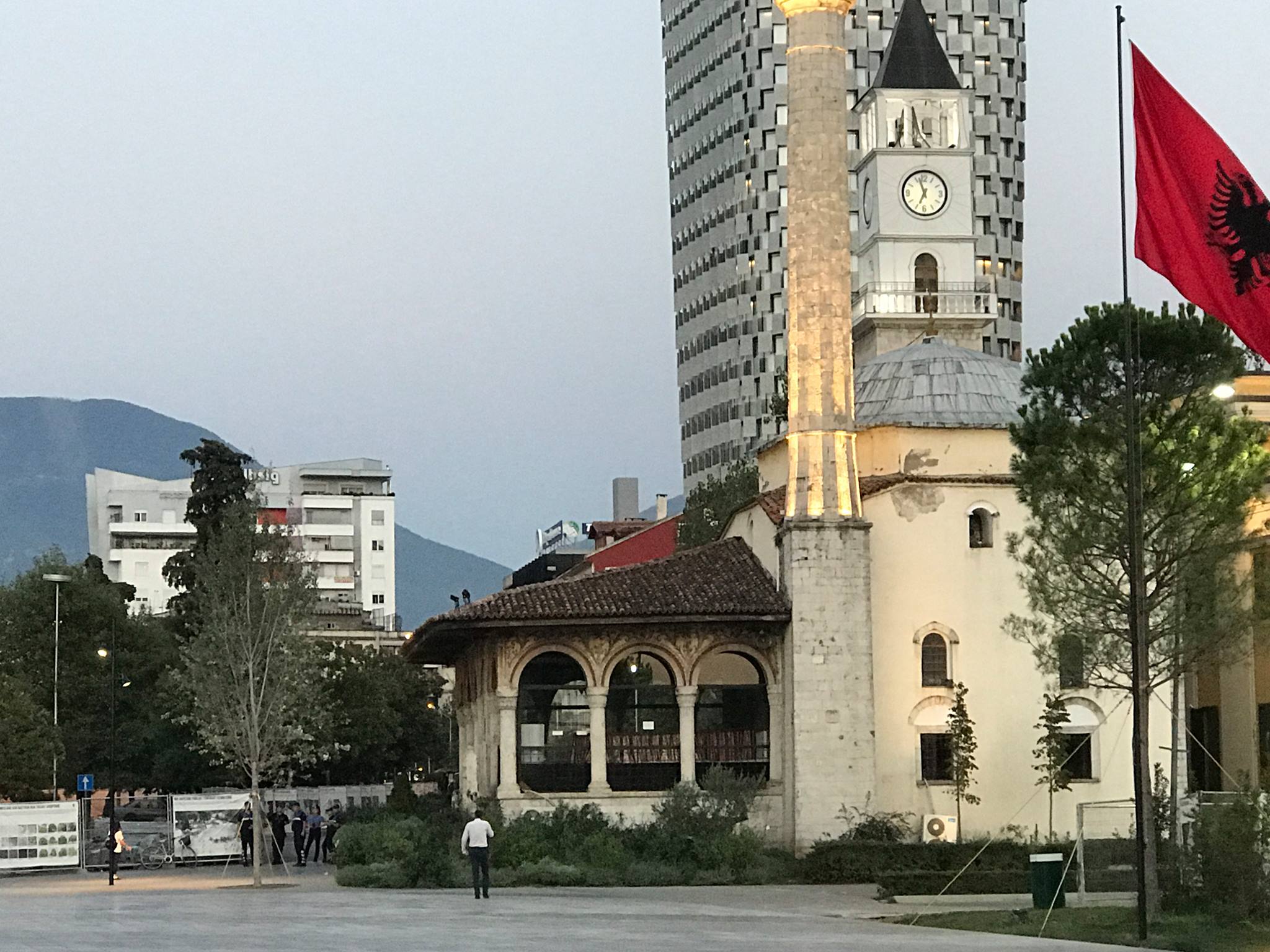 Pse u mbyll xhamia e Ethem Beut