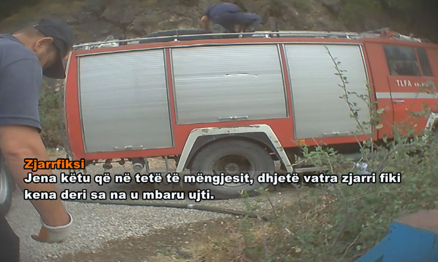 FOTO GALERI/ Mjerimi i shërbimit zjarrfikës, lufta me flakët me fshesa dhe lopata