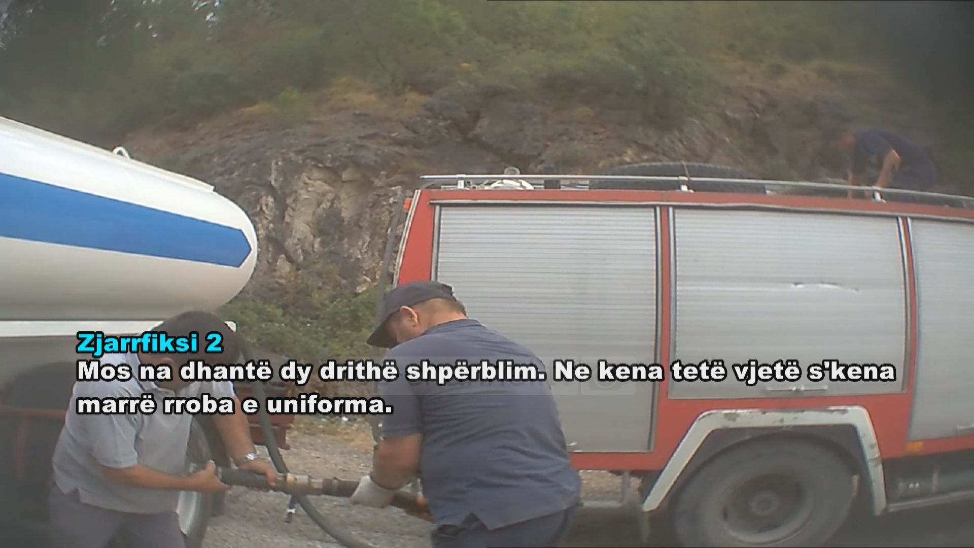 FOTO GALERI/ Mjerimi i shërbimit zjarrfikës, lufta me flakët me fshesa dhe lopata