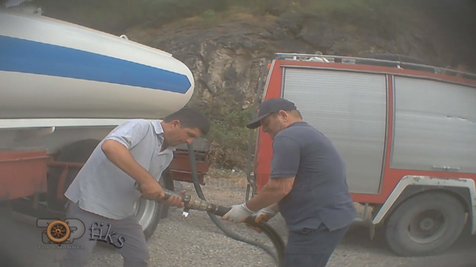 FOTO GALERI/ Mjerimi i shërbimit zjarrfikës, lufta me flakët me fshesa dhe lopata