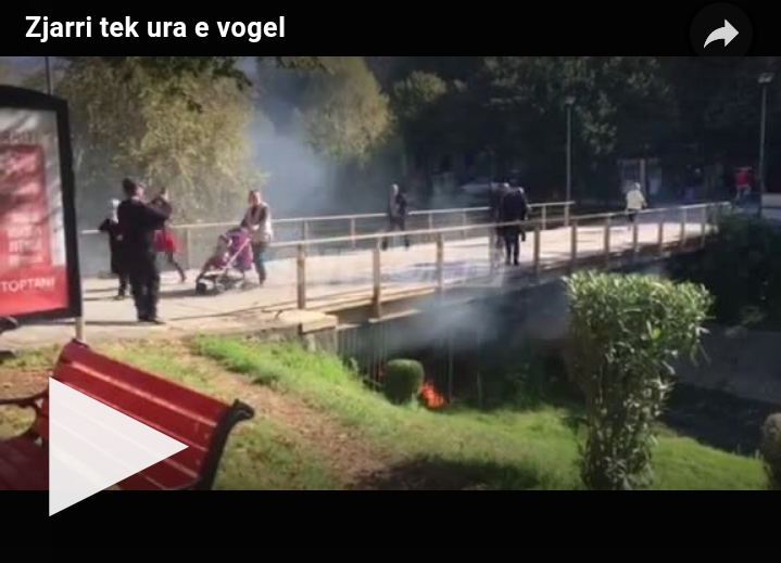 VIDEO/ Digjet ura në mes të Tiranës, polici i bën foto
