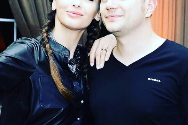 FOTO/ Lakuriq në zyrë, ja moderatori shqiptar që guxon ta bëjë këtë gjë