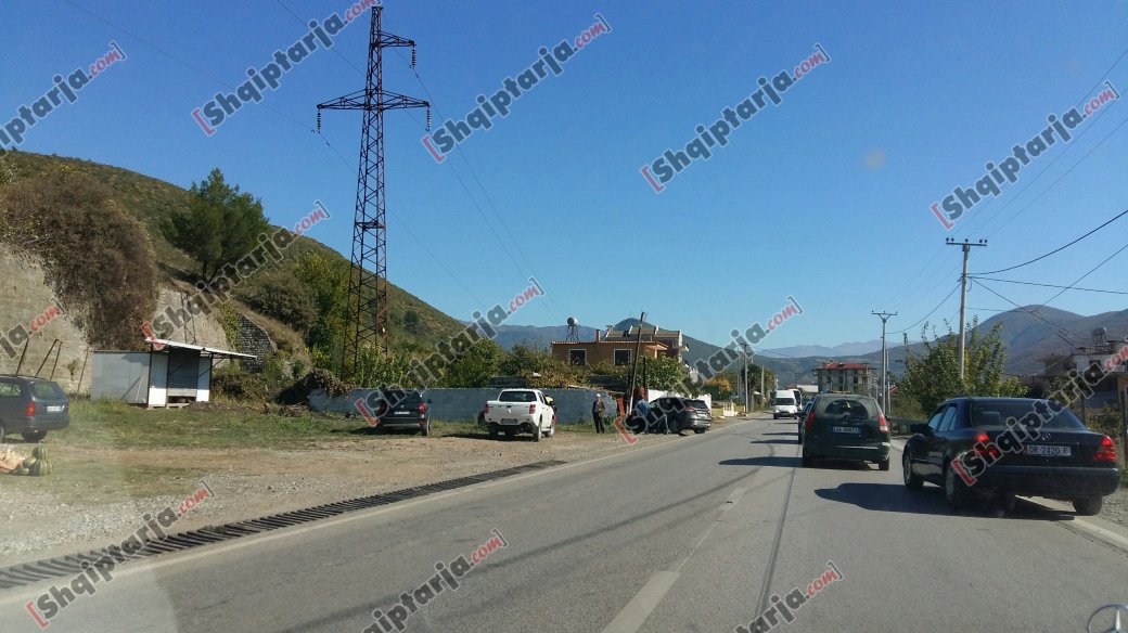 FOTO/ Elbasan, makina del nga rruga dhe përplaset me shtyllën elektrike