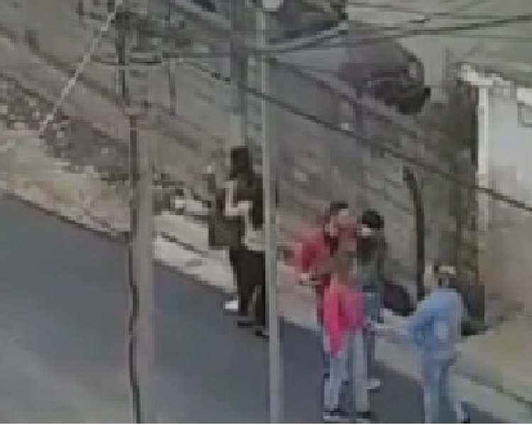 VIDEO/ “Është i imi o shoqe k**vë”, dy vajza kapen për flokësh për një mashkull