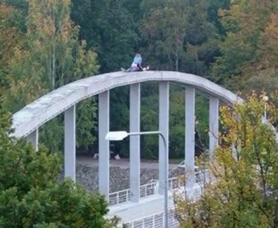 Ajo bënte seks me bashkëshortin, ndërkohë 380 të tjerë e shikonin