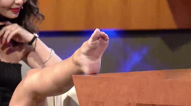 FOTO/ Ka bërë apo jo operacione plastike, Aurela Hoxha ngre këmbët në “Xing me Ermalin” për ta vërtetuar