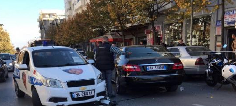 FOTO LAJM/ Durrës, makina e policisë përplaset me “Benz”-in luksoz