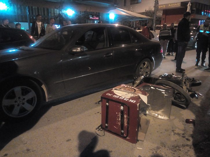 FOTO EKSKLUZIVE/ Motori i picave përplaset me “Benz”-in, drejtuesi rëndë në spital