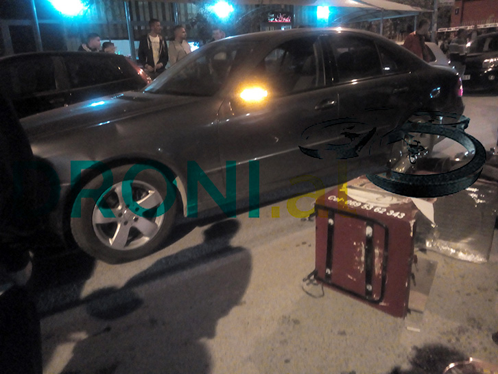 FOTO EKSKLUZIVE/ Motori i picave përplaset me “Benz”-in, drejtuesi rëndë në spital