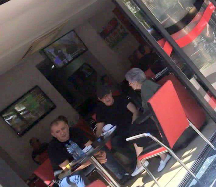 FOTO LAJM/ Çfarë e bashkon Aneta Ramën me Gaz Demin dhe Aqif Rakpin në një lokal bastesh sportive?!