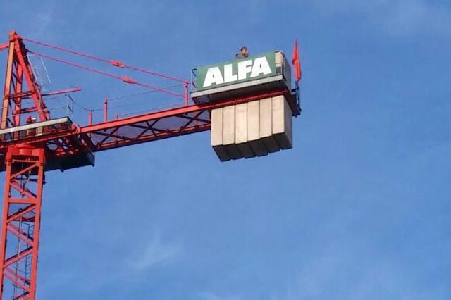 FOTO GALERI/ Tiranë, burrë e grua dy orë mbi vinç, ja me kë politikanë e kanë