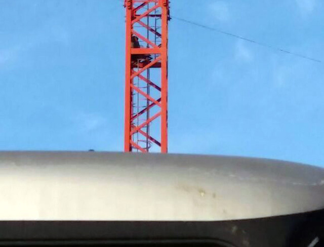 VIDEO/ Tiranë, zbresin nga vinçi dy bashkëshortët