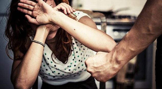 Pas 17 vitesh dhunë, dënohet burri i pamëshirshëm ndaj gruas dhe vajzës së mitur