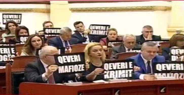 FOTO LAJM/ Deputetët e PD protestë “origjinale”, slogane kundër qeverisë në Kuvend