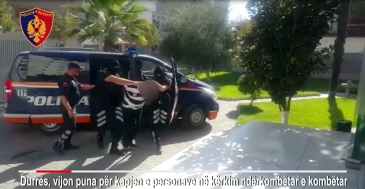 VIDEO & EMRA/ Durrës, prangosen dy persona, kërkoheshin prej 12 vjetësh nga italianët