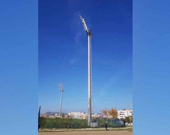 EMRI & FOTO/ Durrës, hipën në shtyllën e ndriçimit të stadiumit dhe kërcënon të vetëflijohet