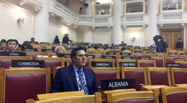 FOTO LAJM/ Ironizon Edi Paloka: Në këtë Parlament nuk drejton Gramoz Ruçi dhe përdorimi i kokainës është i ndaluar për kryeministrat