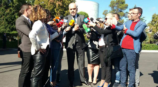 VIDEO SKANDAL/ Kryeministri fyen gazetarët, ata “i fikin” mikrofonat dhe e përzënë, Rama: Ouuu…!