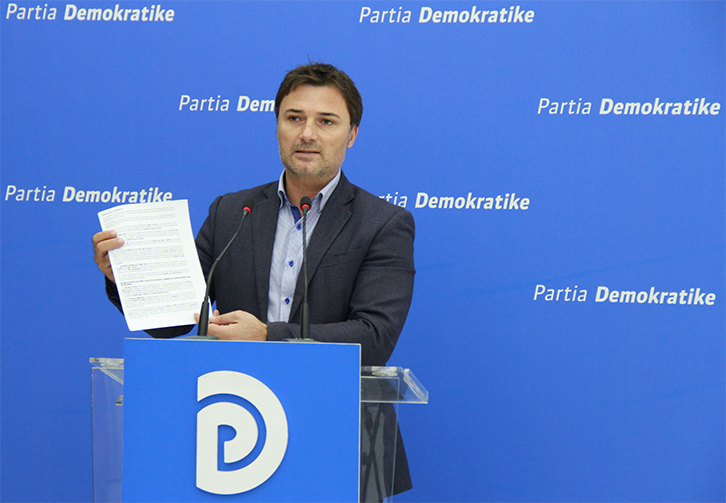 “Tahiri mund të tund letra për militantët, por hetimi është detyrë e Prokurorisë shqiptare”