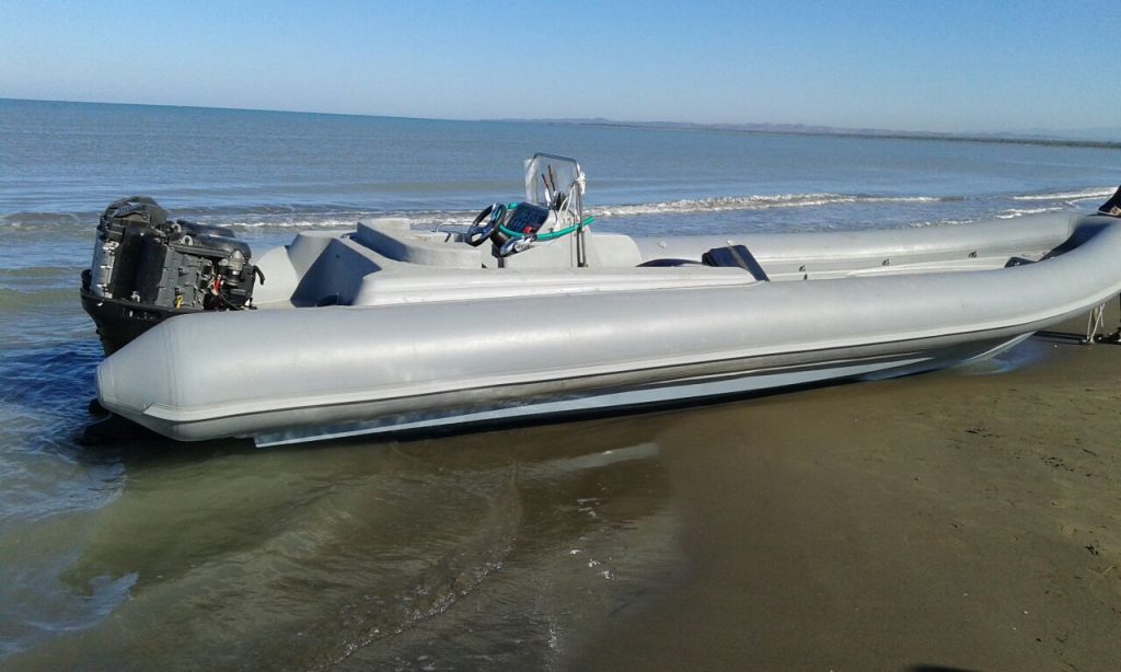 Vlorë, Policia disa orë ndjekje në det, kapin vetëm gomonen, trafikantët ia mbathin me gjithë drogën