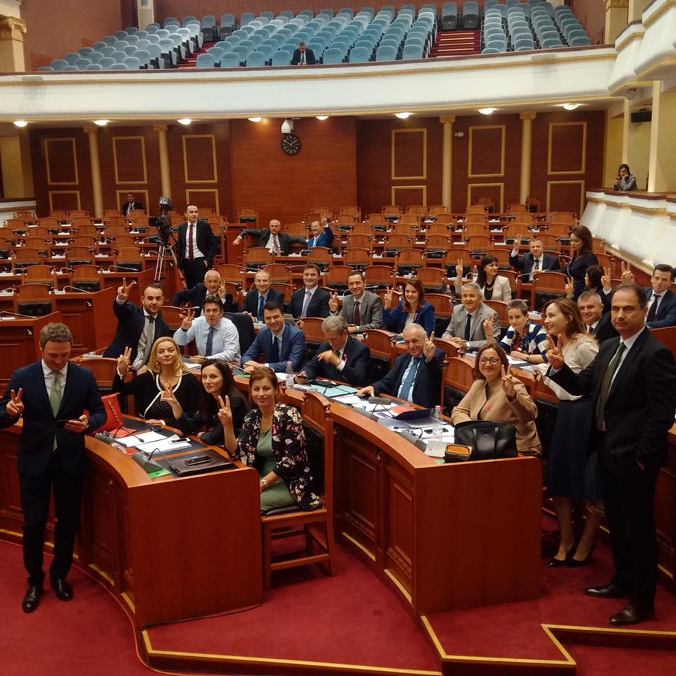 FOTO LAJM/ Berisha “ngujohet” me grupin e PD në sallën e Kuvendit. Ja qëllimet e mia…!