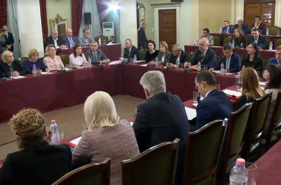 PËRGJIMET & SKANDALI/ PS mbledh me urgjencë Grupin parlamentar për Saimir Tahirin dhe kushëririn e tij