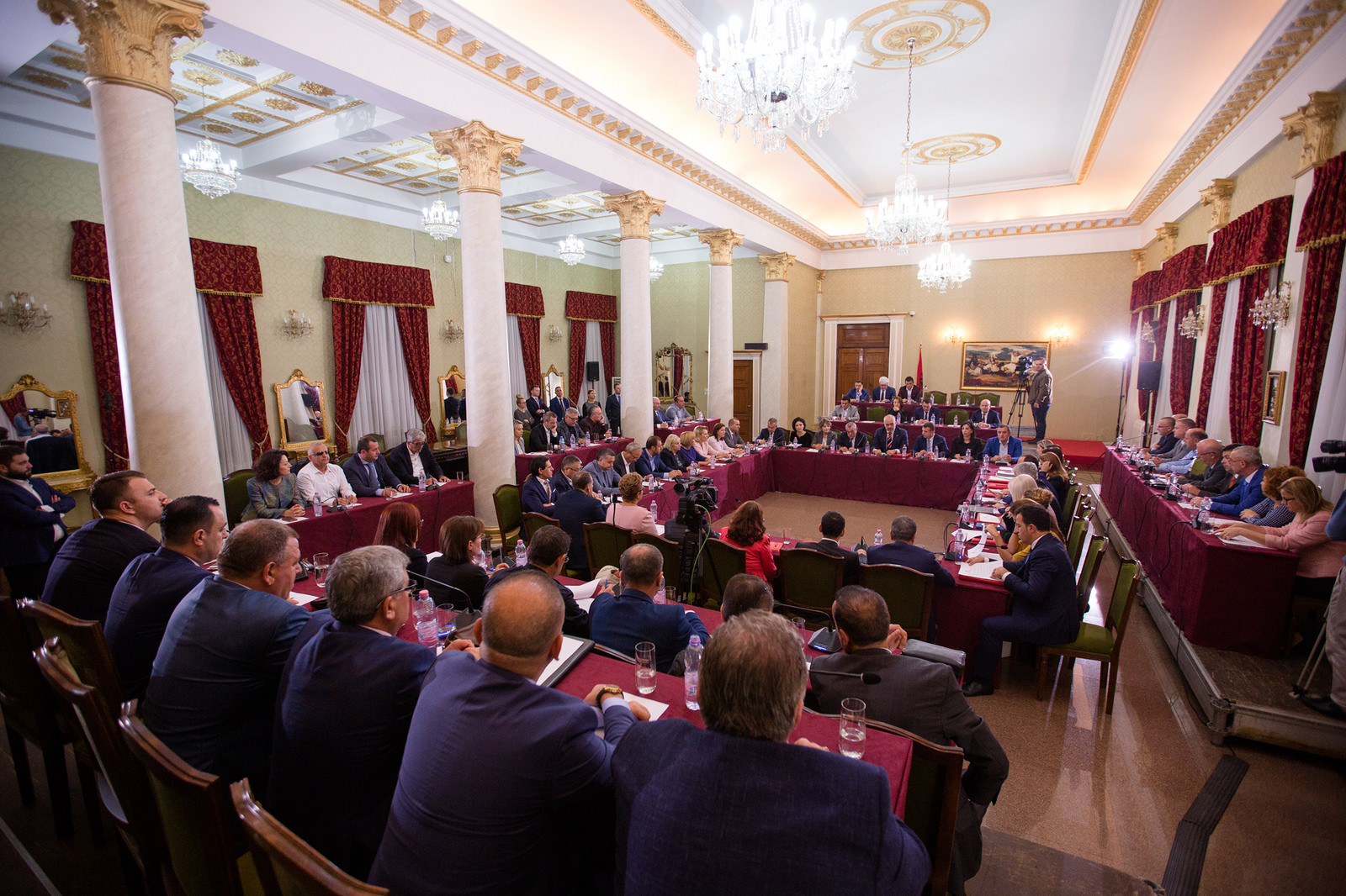 Zbulohen porositë që u dha sot Taulant Balla deputetëve për Saimir Tahirin