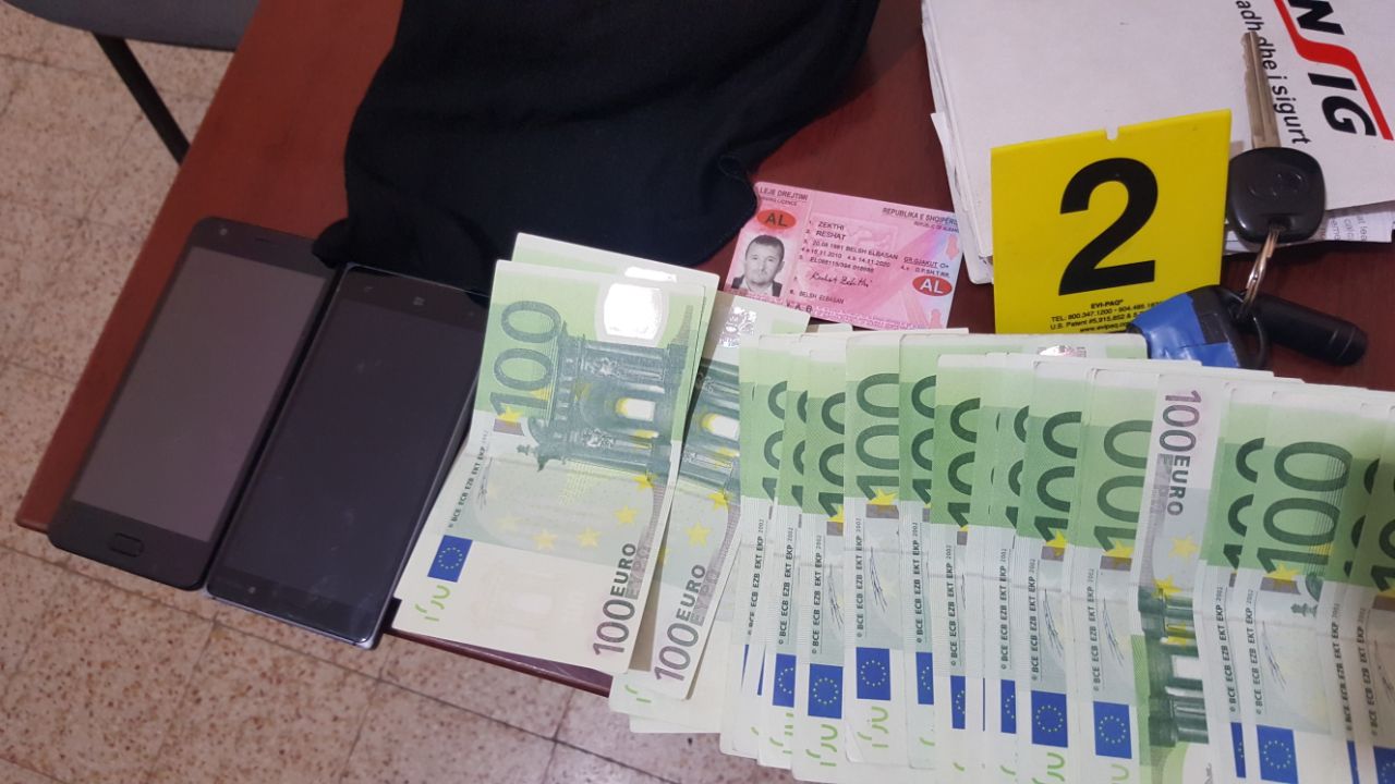 FOTO/ Elbasan, sekuestrohen 2800 euro false, në pranga 36 vjeçari