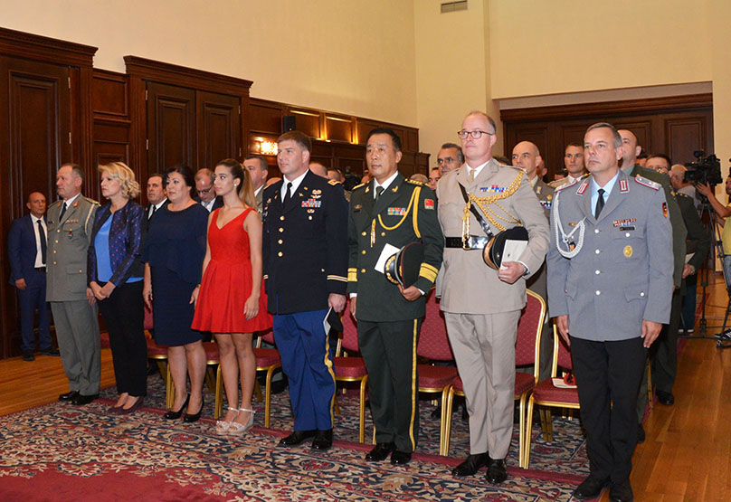 FOTO GALERI/ Luan Rama kundër Ilir Metës: Shefi i Shtabit të Ushtrisë me gradë më të ulët se vartësit