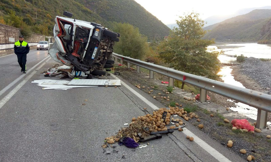 FOTO LAJM/ Përmbyset kamioni, patatet “marrin xhadenë”