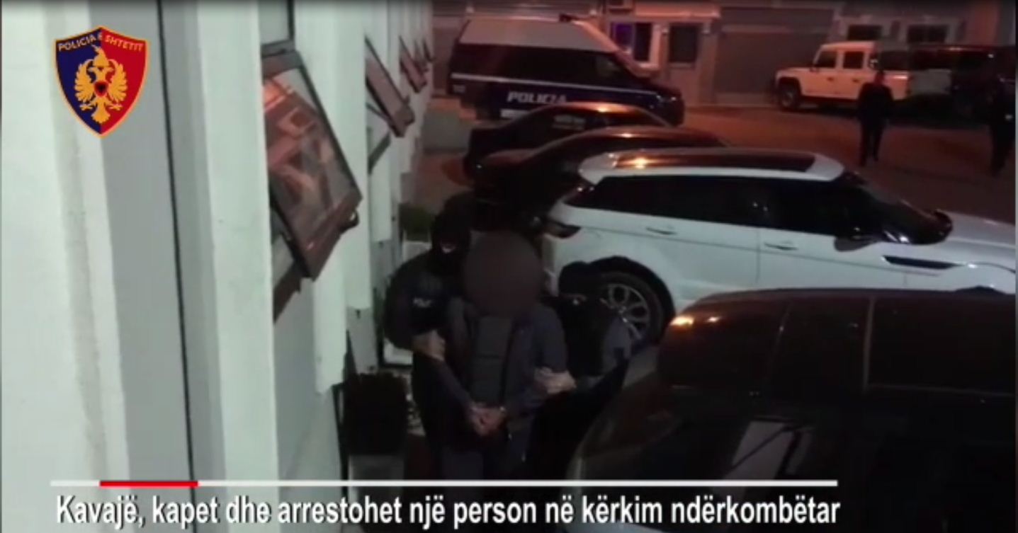 VIDEO & EMRI/ Kavajë, prangoset anëtari i bandave të trafikantëve i superkërkuar në Itali