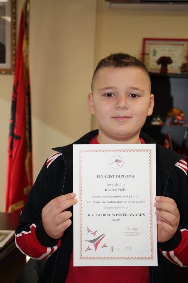 FOTO/ Djali i Xhelal Mziut fiton vendit të parë në konkursin ndërkombëtar të anglishtes zhvilluar në Greqi
