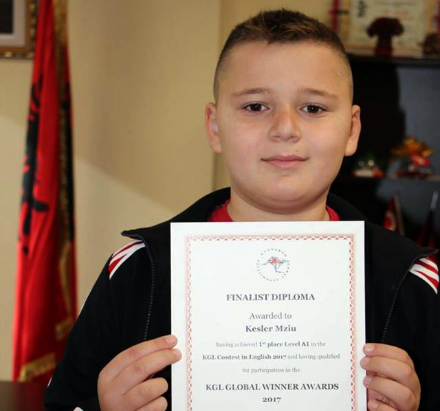 FOTO/ Djali i Xhelal Mziut fiton vendit të parë në konkursin ndërkombëtar të anglishtes zhvilluar në Greqi