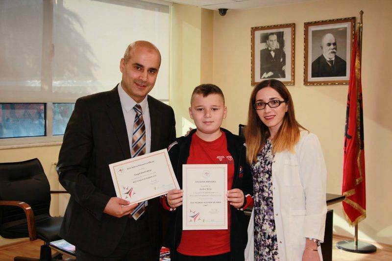 FOTO/ Djali i Xhelal Mziut fiton vendit të parë në konkursin ndërkombëtar të anglishtes zhvilluar në Greqi