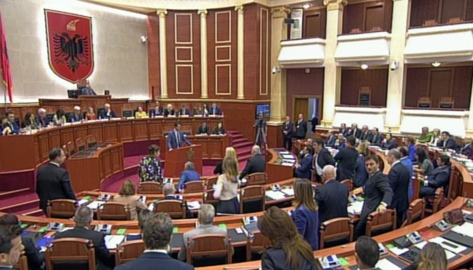 PD pushton foltoren, Ruci penalizon Bashën dhe ndërpret seancën e Kuvendit