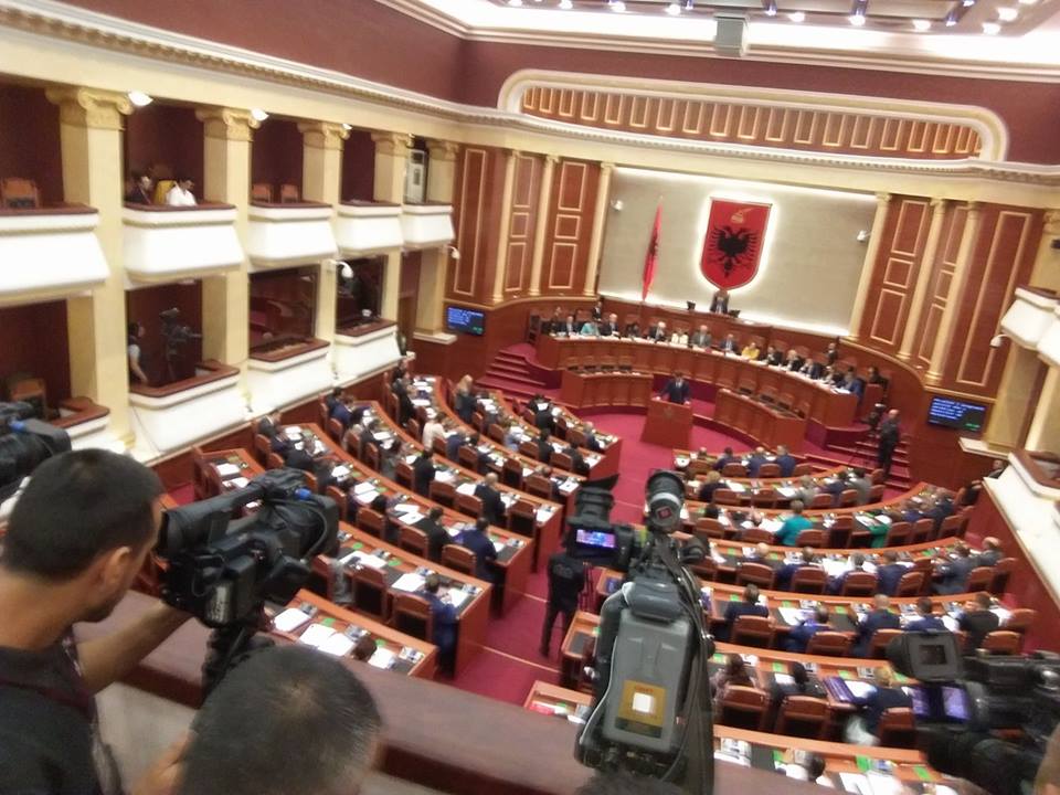Pas dy ditësh seancë, miratohet në Kuvend ligji i pakicave kombëtare