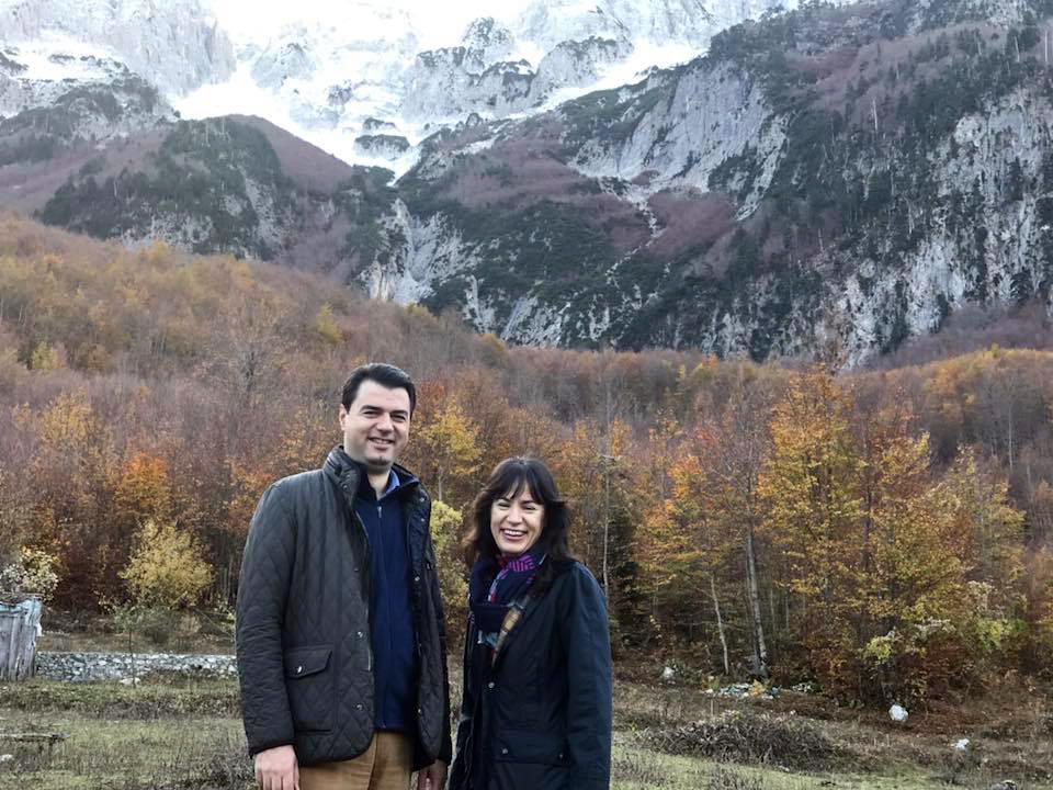 FOTO/ Lulzim Basha i largohet Tiranës, ja ku ndodhet ai me bashkëshorten