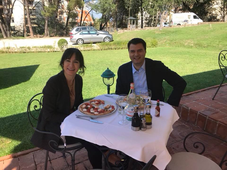 FOTO LAJM/ Lulzim Basha uron publikisht Aurelën: Edhe 100