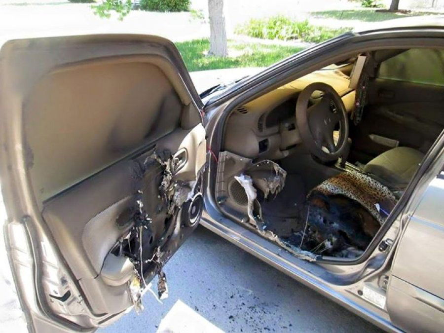 FOTO/ Lezhë, spërkatet me benzinë dhe digjet makina e një femre