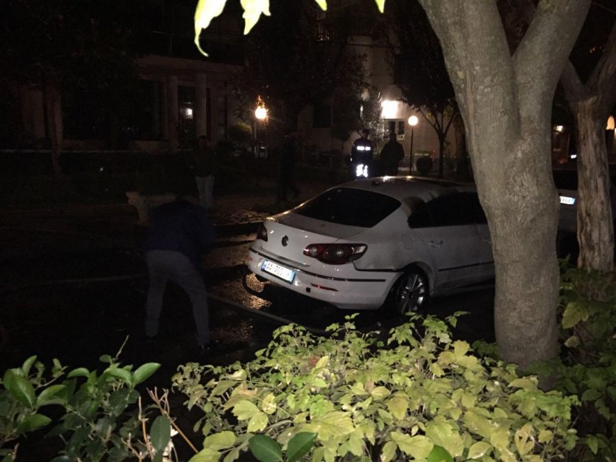 FOTO/ Shkodër, tritol makinës së Inspektores së Arsimit