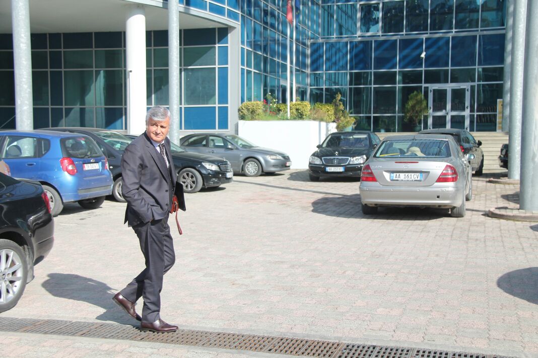 PËRGJIMET/ Zbardhen SMS-të mes Moisi Habilajt dhe vëllait të tij Florianit: Po q*** në b*th…