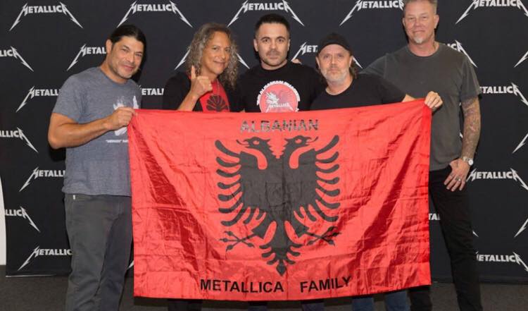 VIDEO & FOTO LAJM/ Metallica me flamurin kombëtar shqiptar