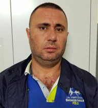 FOTO LAJM/ Kushëriri i Saimir Tahirit arrestohet për trafik droge në Itali, në Shqipëri ha e pi e ngre dolli me shefa Policie