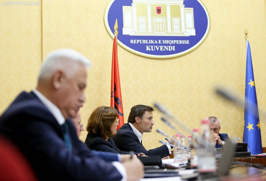 EMRI & FOTO/ Arrestimi i Saimir Tahirit në duart e deputetit të LSI?!