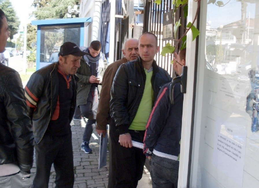 FOTO/ Goranët dhe gollobordasit, dyndje në ambasadë për pasaportën bullgare