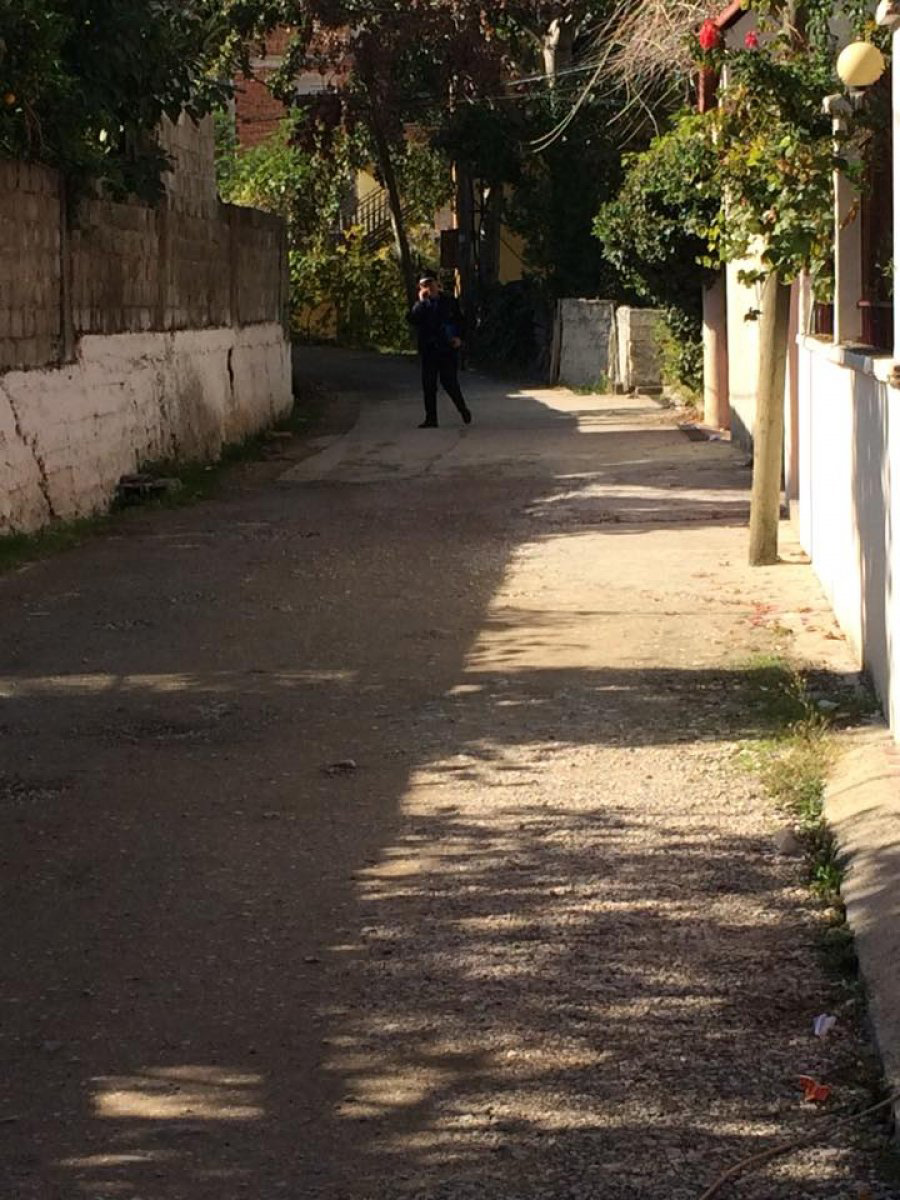FOTO LAJM/ Kërcënohet aktivisti anti-Rama, polici i hyn në shtëpi pa mandat